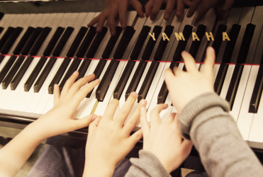 pianolla_nelikätisesti_ASaikko_muokattu